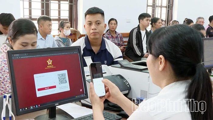 Trung tâm Phục vụ hành chính công xã Tề Lỗ còn là nơi tư vấn, hỗ trợ, hướng dẫn người dân tiếp cận các dịch vụ công trực tuyến.
