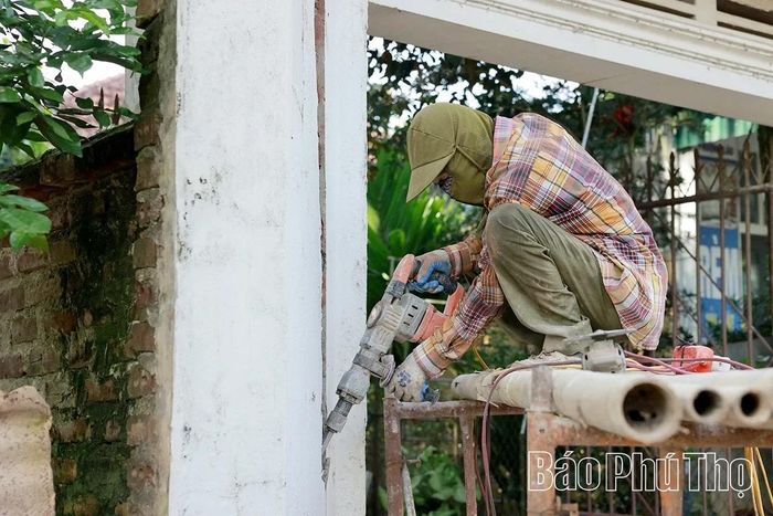 Công đoạn đục phá đang tiếp tục được thực hiện