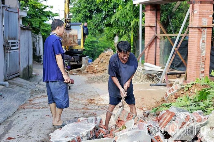 Người dân tự nguyện di dời tường rào, cổng nhà để bàn giao mặt bằng cho dự án