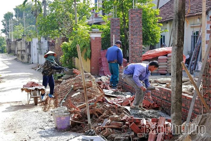 Những hàng rào tạm sẽ nhanh chóng được thay thế bởi những bờ tường xây vững trãi