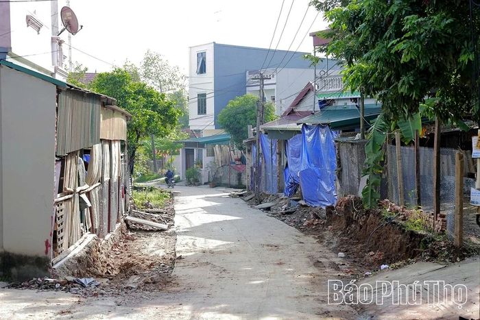 Lòng đường đã được mở rộng đáng kể sau khi người dân 2 bên đường tự nguyện hiến đất, dịch rào