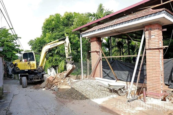 Một chiếc cổng to, đẹp chuẩn bị được di dời