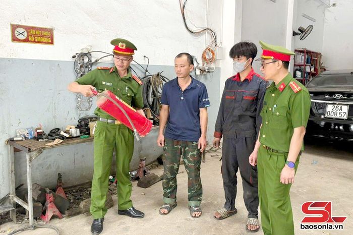 Hướng dẫn hộ kinh doanh phường Chiềng Sinh cách sử dụng bình chữa cháy. 