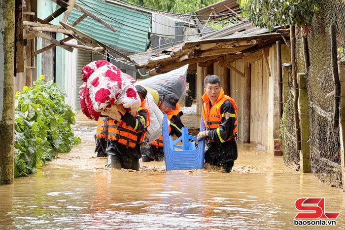 Tổ Cảnh sát PCCC và CNCH khu vực Sông Mã hỗ trợ nhân dân xã Chiềng Sơ di dời tài sản ra khỏi vùng lũ. 