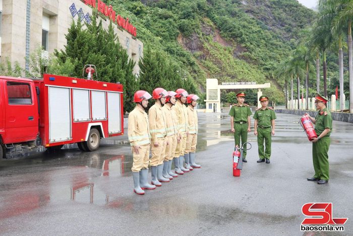 Cán bộ Phòng Cảnh sát PCCC và CNCH hướng dẫn đội PCCC và CNCH Nhà máy Thủy điện Huội Quảng kiểm tra thiết bị chữa cháy.