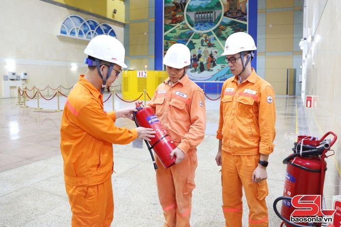 Đội PCCC và CNCH cơ sở kiểm tra bình cứu hỏa.