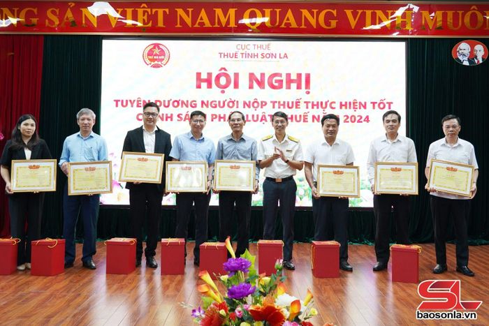 Lãnh đạo Thuế tỉnh Sơn La tặng giấy khen cho các tập thể.