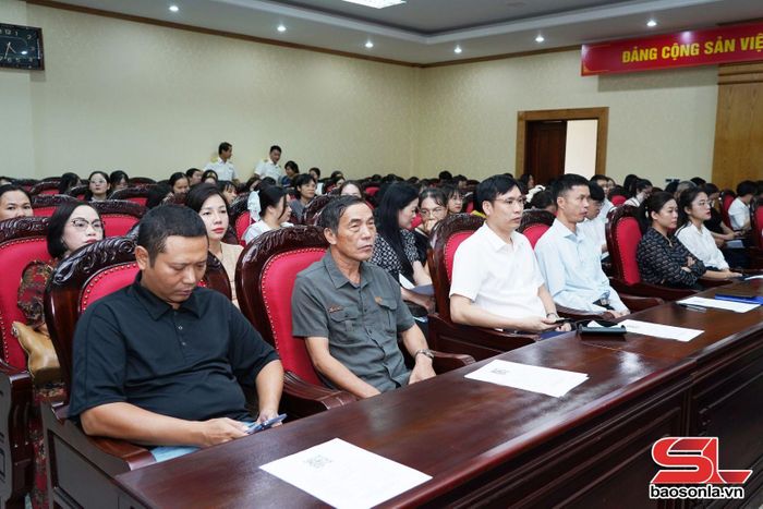 Đại diện các doanh nghiệp, người nộp thuế dự hội nghị.