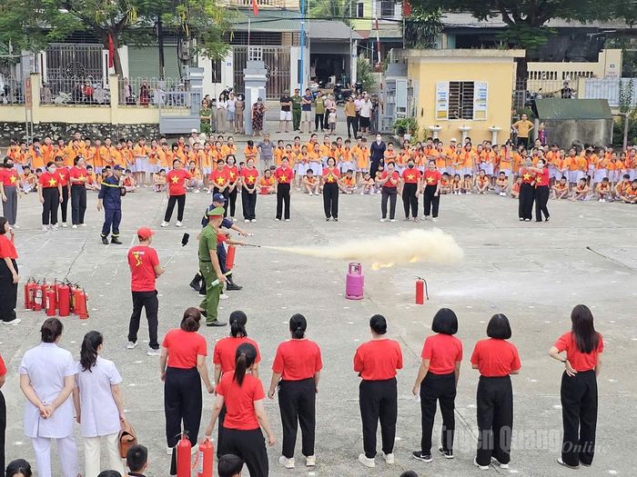 Người dân tìm hiểu kiến thức, thực hành PCCC.