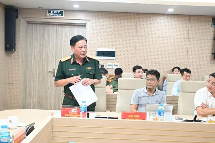 Thiếu tướng Phạm Văn Tỵ, Phó cục trưởng Cục Cứu hộ - Cứu nạn, Bộ Tổng Tham mưu Quân đội nhân dân phát biểu tại hội thảo.