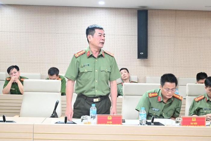 Đại tá Bùi Anh Tuấn, Phó Cục trưởng Cục Truyền thông CAND phát biểu tham luận tại hội thảo.
