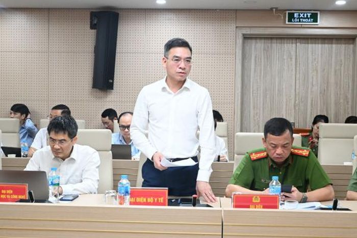 TS Hà Anh Đức, Phó Chủ tịch Hội đồng y khoa quốc gia, Cục trưởng Cục Quản lý khám chữa bệnh, Bộ Y tế phát biểu tham luận tại hội thảo.