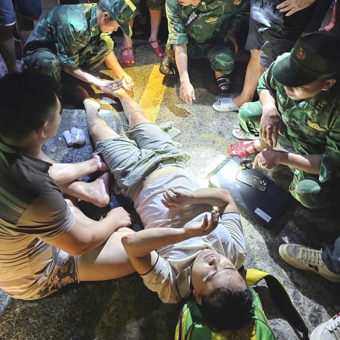 Quân y Đồn Biên phòng Cửa khẩu Quốc tế Tà Lùng tiến hành sơ cứu người gặp nạn.