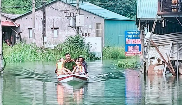 Công an xã Quang Hán vượt lũ kịp thời đưa sản phụ đến Bệnh viện an toàn.