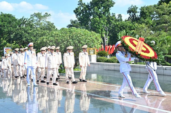  Đoàn đại biểu Đảng bộ Công an Trung ương đặt vòng hoa tưởng niệm các Anh hùng liệt sỹ tại Đài tưởng niệm các Anh hùng liệt sỹ