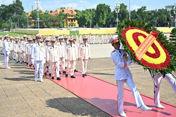  Đoàn đại biểu Đảng bộ Công an Trung ương đặt vòng hoa, vào Lăng viếng Chủ tịch Hồ Chí Minh