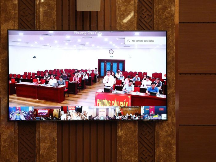Chủ tịch UBND phường Cầu Giấy phát biểu tại điểm cầu phường Cầu Giấy. Ảnh: Viết Thành