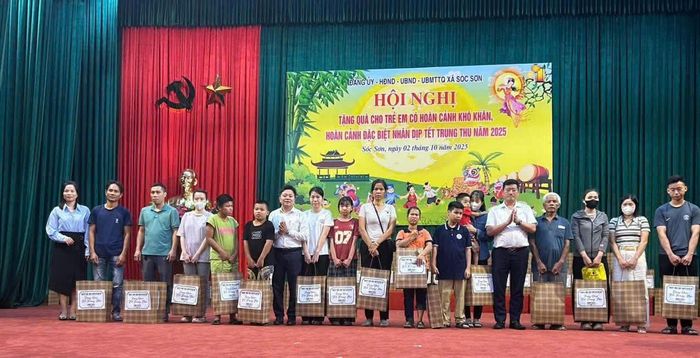 Tặng quà cho các cháu thiếu nhi trên địa bàn xã. Ảnh: Minh Thu