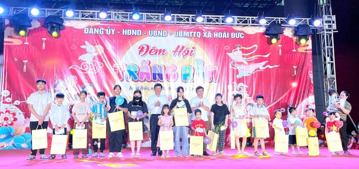 Trao quà Trung thu cho 20 trẻ em có hoàn cảnh khó khăn. Ảnh: Ánh Dương