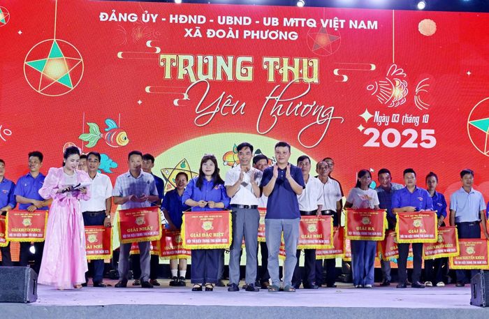 Ban tổ chức chấm điểm và trao giải cho các đội rước đèn Trung thu. Ảnh: Hoàng Phương