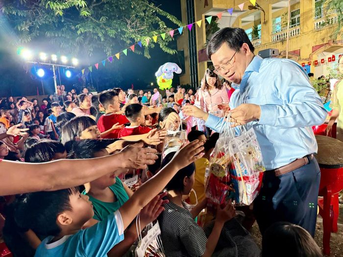 Lãnh đạo xã Nam Phù tặng quà trung thu cho thiếu nhi, nhi đồng. Ảnh: Phương Xuyến