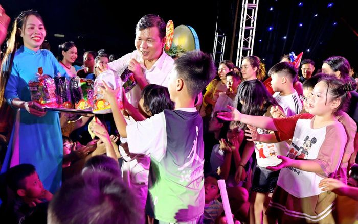 Thiếu nhi Đoài Phương vui Trung thu, phá cỗ. Ảnh: Hoàng Phương