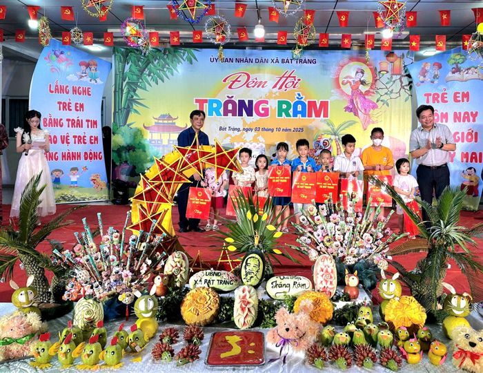 Lãnh đạo xã Bât Tràng trao quà Trung thu tặng nhà trường và 10 học sinh có hoàn cảnh khó khăn. Ảnh: Phương Lộc