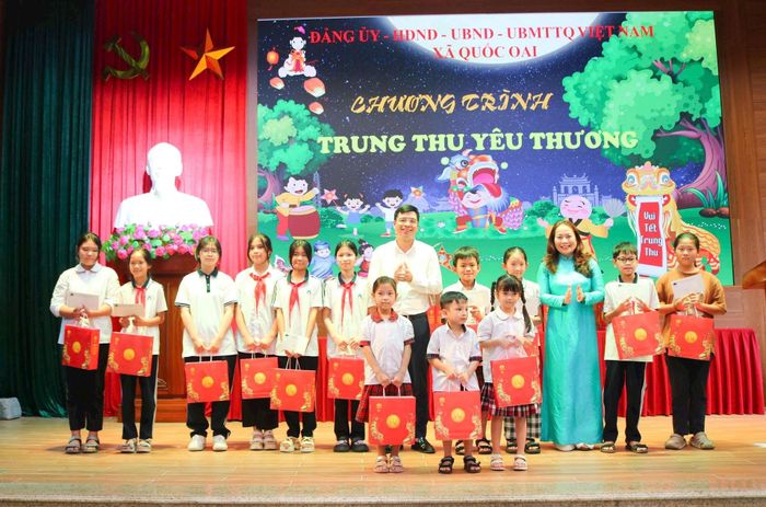 Lãnh đạo xã Quốc Oai tặng quà Trung thu cho thiếu nhi trên địa bàn. Ảnh: Hoàng Sơn