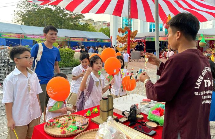 Các thiếu nhi Hoài Đức háo hức vui mừng xem nặn tò he tại nơi tổ chức “Đêm hội Trăng rằm”. Ảnh: Ánh Dương