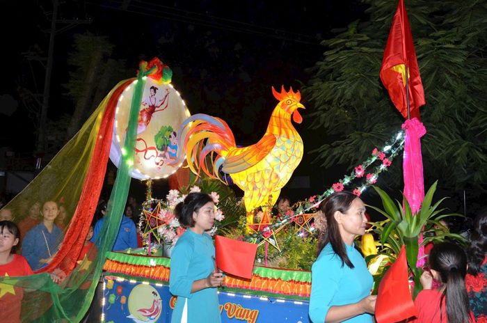 Các đơn vị diễu hành đèn tham gia hội thi mô hình đèn Trung thu đẹp. Ảnh: Kiều Hương