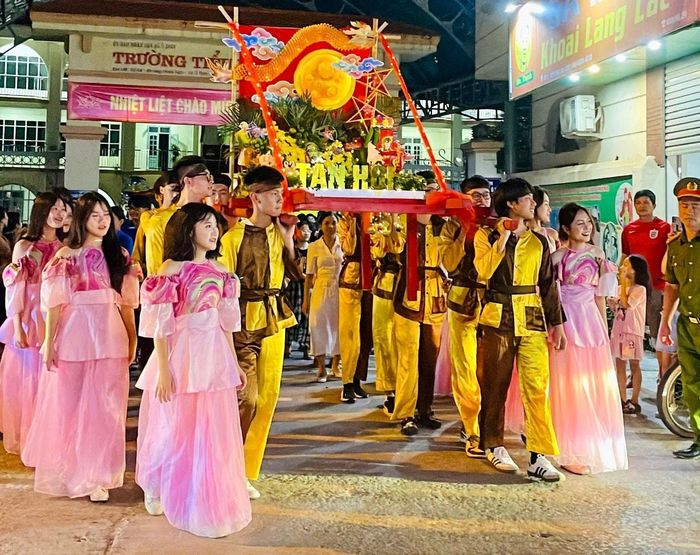 Các em thiếu nhi xã Ô Diên thi mâm ngũ quả. Ảnh: Xã Ô Diên