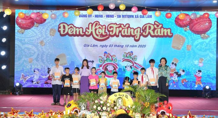 Lãnh đạo xã Gia Lâm trao quà cho thiếu nhi. Ảnh: Hoàng Anh
