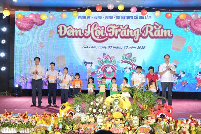 Lãnh đạo xã Gia Lâm trao quà cho thiếu nhi. Ảnh: Hoàng Anh