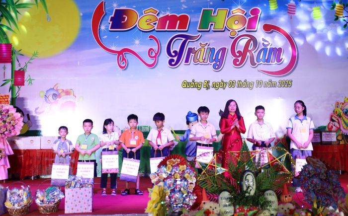 Phó Bí thư Thường trực Đảng ủy Lê Thị Hạnh trao quà của xã cho thiếu nhi trên địa bàn. Ảnh: Kim Nhuệ