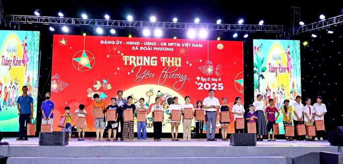 Lãnh đạo xã Đoài Phương và trụ trì chùa Khai Nguyên trao quà cho các cháu thiếu nhi. Ảnh: Hoàng Phương