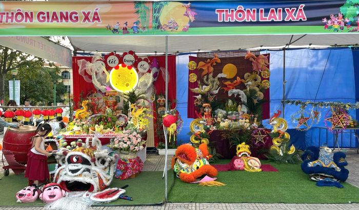 Ban Giám khảo chấm điểm mâm cỗ Trung thu của các thôn, tổ dân phố. Ảnh: Ánh Dương