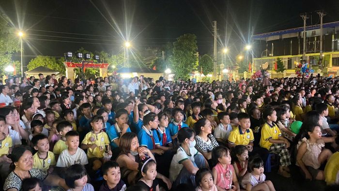 Các em nhỏ xã Phúc Thọ vui Đêm hội trăng rằm. Ảnh: Minh Phú