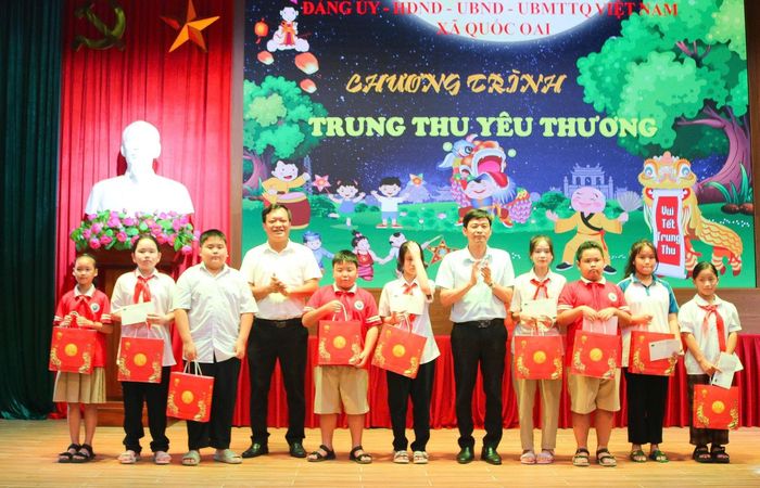Lãnh đạo xã Quốc Oai tặng quà Trung thu cho thiếu nhi trên địa bàn. Ảnh: Hoàng Sơn