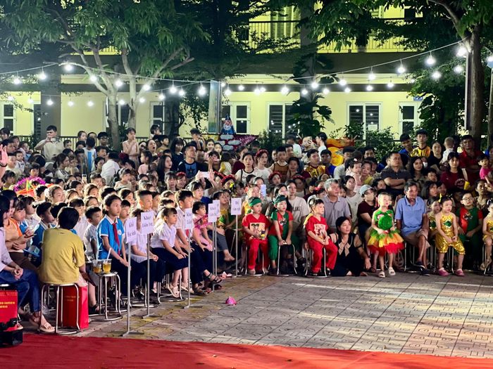 Các em nhỏ xã Ô Diên hào hứng theo dõi Đêm hội trăng rằm. Ảnh: Xã Ô Diên