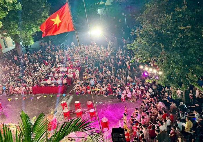 Rất đông thiếu nhi, nhi đồng tham gia đêm hội. Ảnh: Phương Xuyến