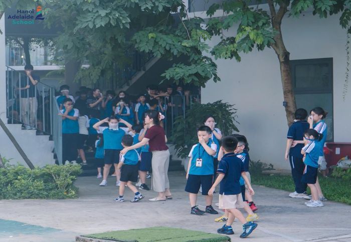 Các cháu được hướng dẫn sử dụng khăn ướt để bảo vệ đường hô hấp khi có cháy, nổ xảy ra