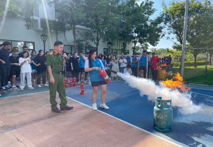 Học sinh THPT (cấp 3) thực hành sử dụng bình chữa cháy