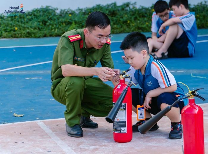 Các cháu được hướng dẫn, tiếp cận với trang thiết bị về PCCC và CNCH