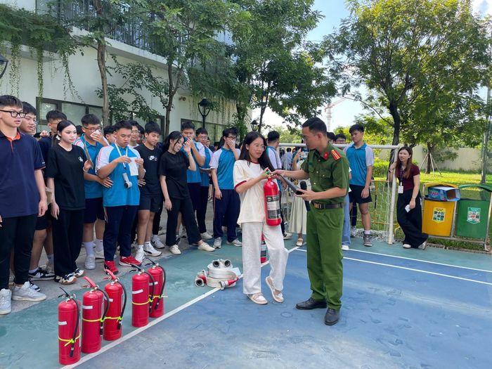 Các thầy cô giáo và học sinh đại diện đã được hướng dẫn thực hành sử dụng bình chữa cháy xách tay