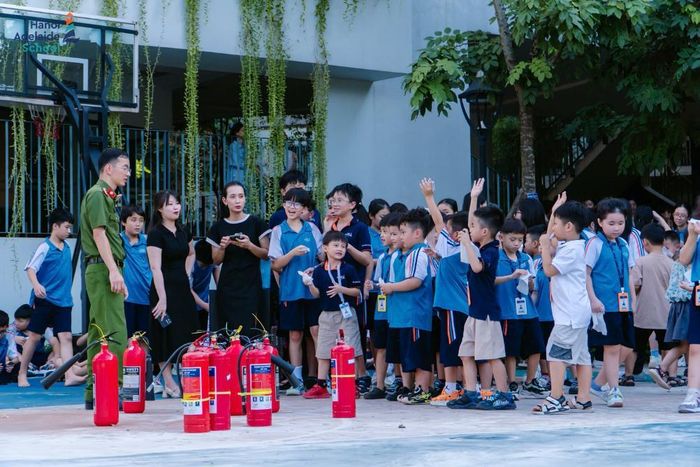 Lực lượng CS PCCC và CNCH hướng dẫn các cháu trong buổi thực hành PCCC và CNCH