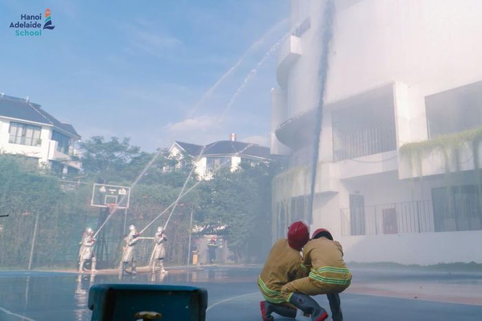 Lực lượng Đội PCCC cơ sở của nhà trường tham gia diễn tập phương án chữa cháy