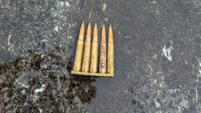  FBI phát hiện dòng chữ "ANTI-ICE" vỏ đạn trên vỏ đạn của nghi phạm trong vụ xả súng vào trụ sở ICE tại Dallas. Ảnh: Reuters.