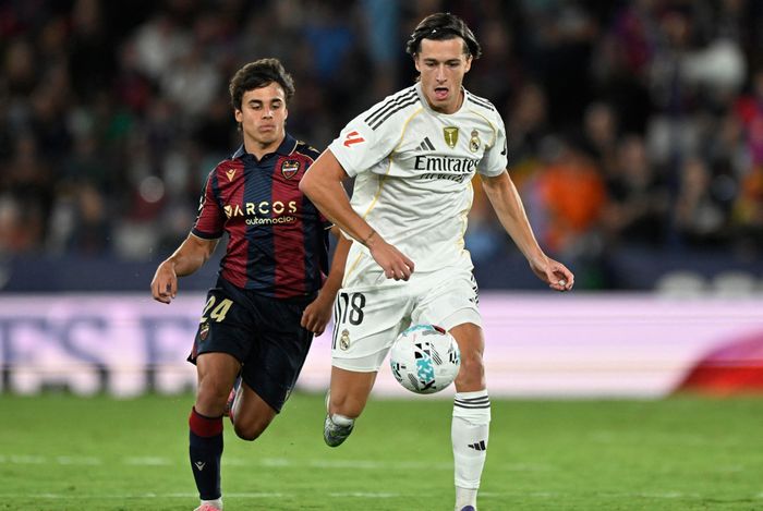 Carreras (phải) tỏa sáng ở Real Madrid. Ảnh: Reuters.