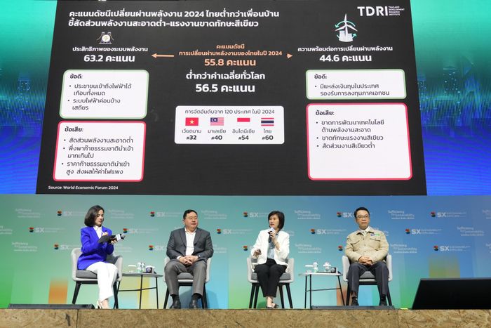  TS Areeporn Aswinsupongpun (áo trắng) trình bày về bối cảnh ngành năng lượng Thái Lan tại họp báo. Ảnh: BTC. 