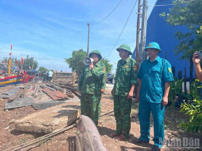  Kêu gọi tàu, thuyền vào nơi tránh trú bão. 